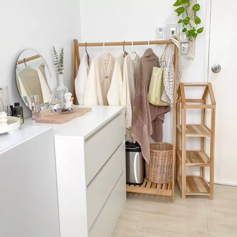 ราวแขวนเสื้อผ้าพร้อมชั้นวางของ