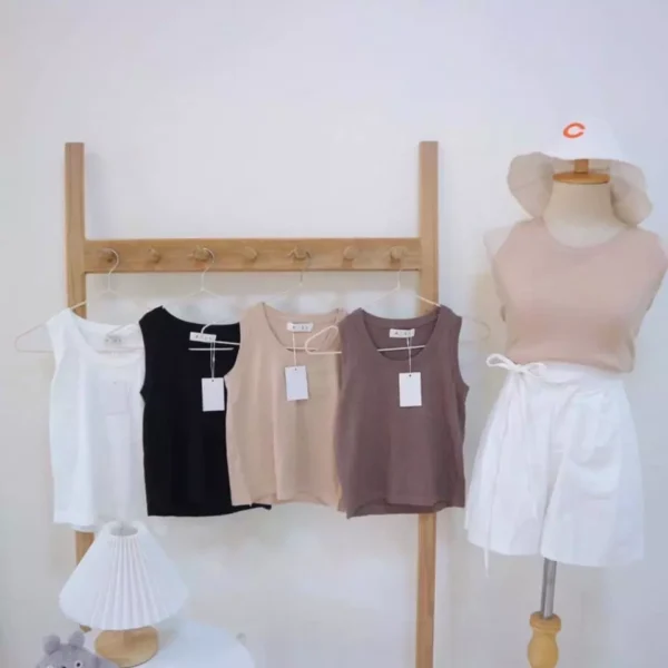 ราวแขวนเสื้อผ้าไม้พร้อมที่แขวนอิงผนัง