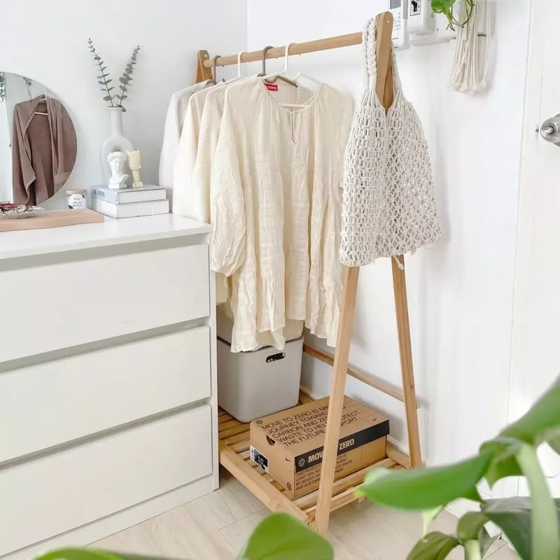 ราวแขวนเสื้อผ้าพร้อมชั้นวางของ