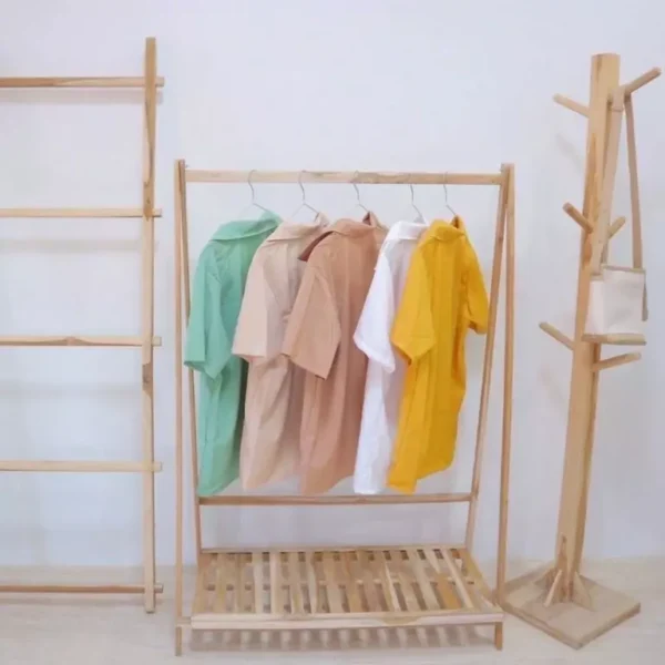 ราวไม้สักใช้สำหรับแขวนหมวกแขวนกระเป๋า