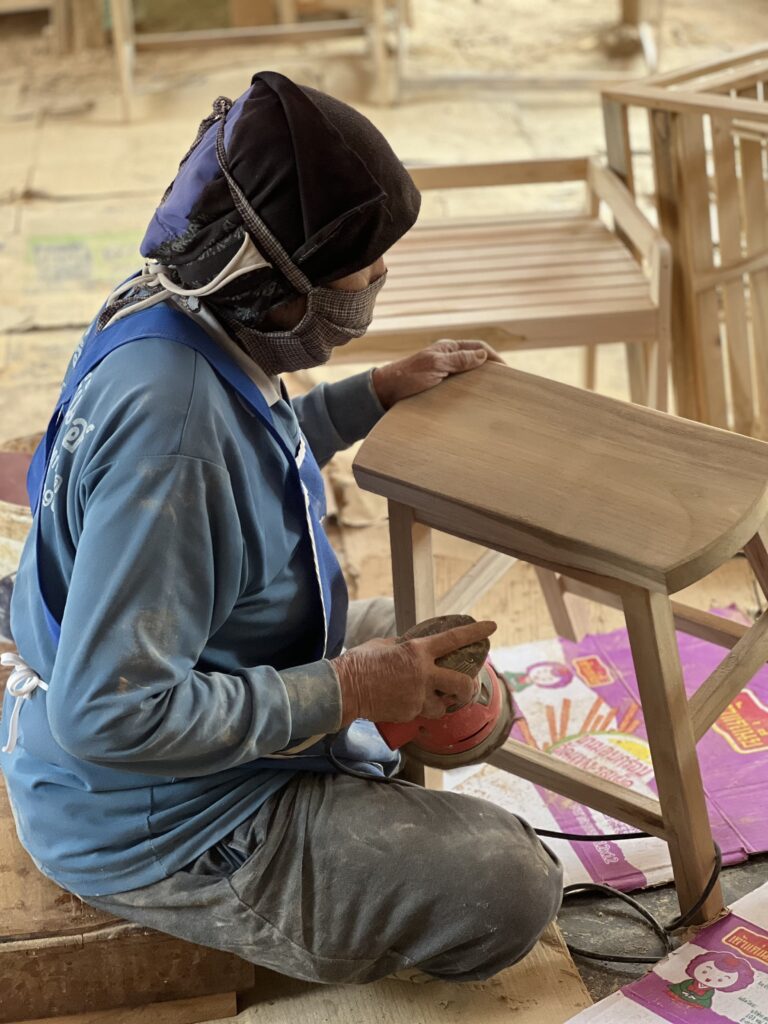 ช่างไม้ฝีมือดีของ Wood Collection กำลังขัดเฟอร์นิเจอร์ไม้สักแท้ด้วยความประณีต