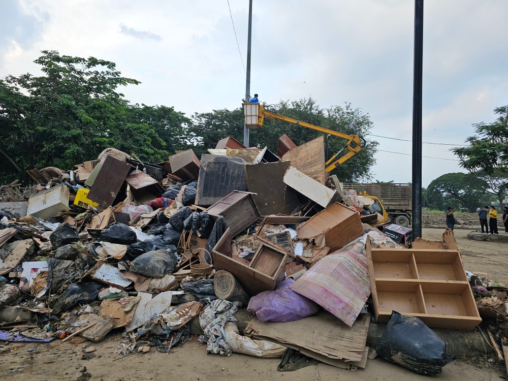 ทำไมเฟอร์นิเจอร์ไม้สักเป็น 'ผู้รอดชีวิต' เดียวในโรงงานขยะ?