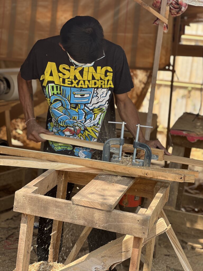 ซื้อเฟอร์นิเจอร์ไม้สัก 1 ชิ้น ช่วยสนับสนุนช่างไทยได้กี่คน?